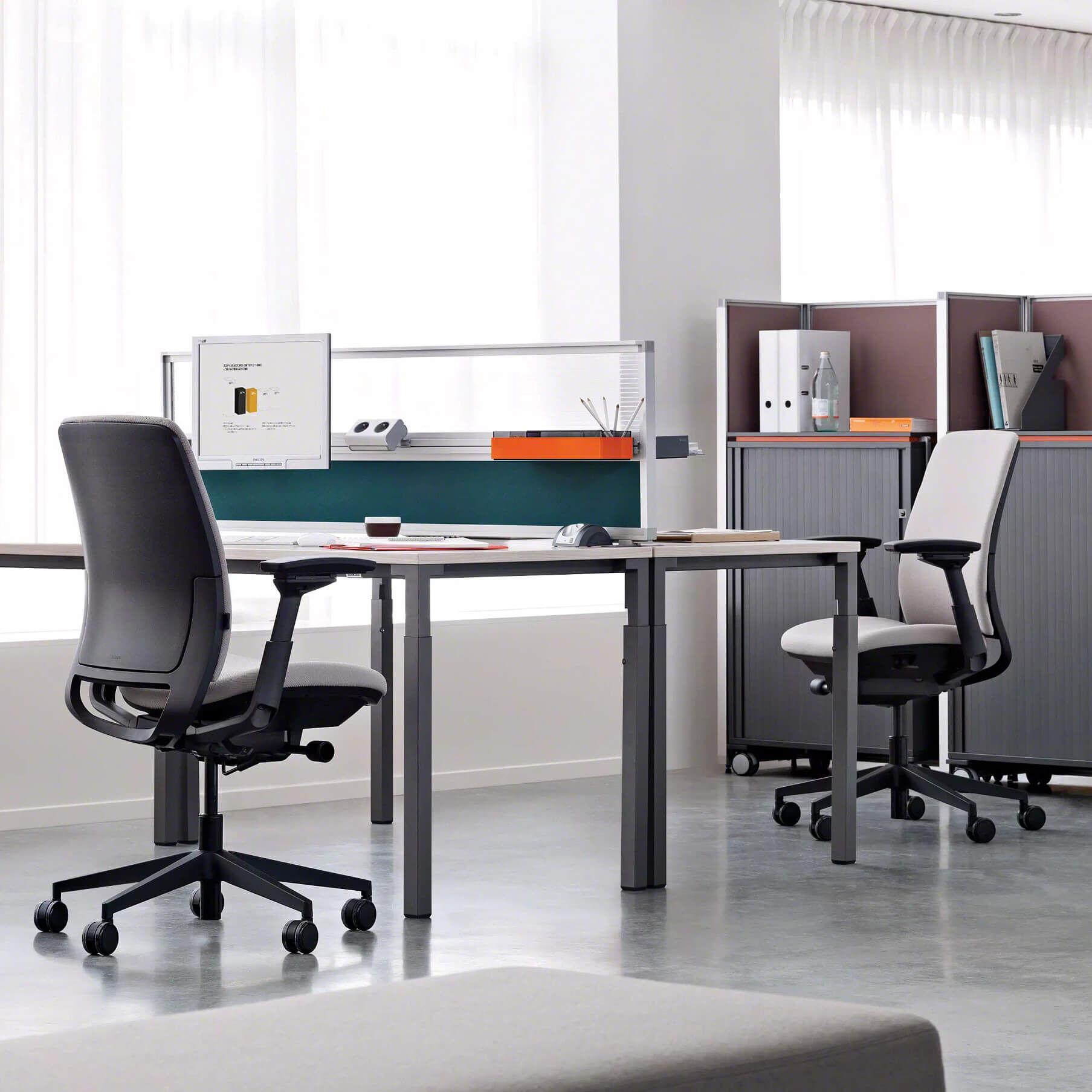 Steelcase AMIA Bürostuhl mit Armlehnen, schwarzes Farbschema, 3D-konfigurierbar