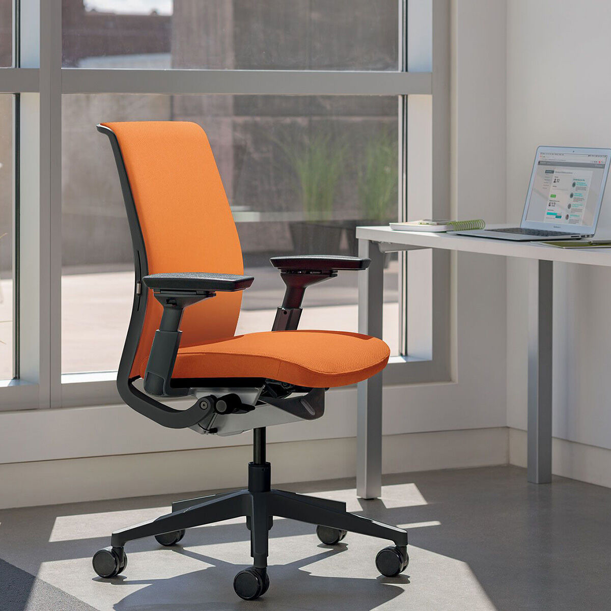 Steelcase THINK ergonomischer Arbeitsstuhl, Rücken und Sitz gepolstert